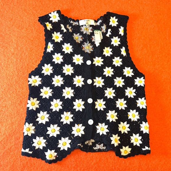 In april Paris 1986 (sold by Simons) daisies crochet vest NWT - Picture 3 of 9